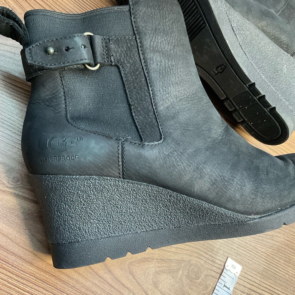 UGG Women’s 6.5 Waterproof Wedge Boots Black Leather 1017423 Shearling Lined
